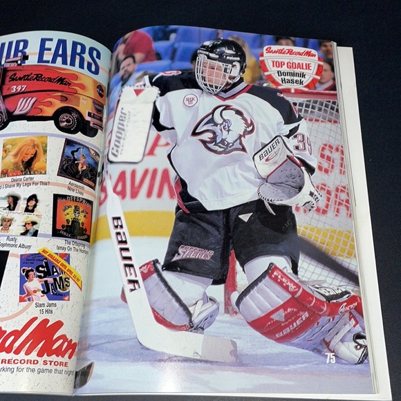 Toronto Maple Leafs Official Magazine 96-97 Maple Leafs Detroit Red Wings Sports - Picture 7 of 9